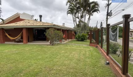 Casa 4 dormitórios em amplo terreno em Atlântida
