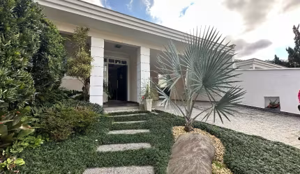 Casa plana em rua super tranquila com  224m² de área construída em terreno de 436m no bairro America - Joinville Sc valor R$1.690.000,00