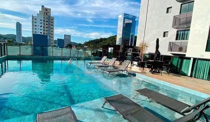 BRAVA VIEW: APARTAMENTO PRONTO NA PRAIA BRAVA COM 2 QUARTOS SENDO 1 SUÍTE, ÁREA DE LAZER E 2 VAGAS.