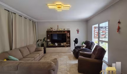Linda casa localizada a 130 mts da Av Ipanema