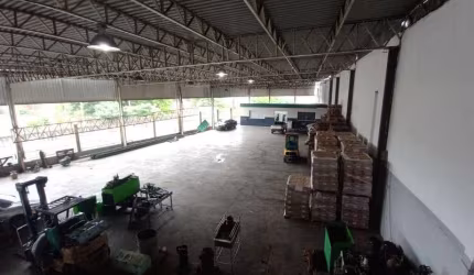 Barracão / Galpão / Depósito para alugar na Rodovia Presidente Dutra, Comendador Soares, Nova Iguaçu por R$ 35.000