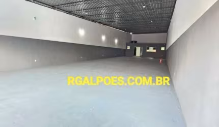 Barracão / Galpão / Depósito com 2 salas para alugar na Avenida Brasil, 243, Bangu, Rio de Janeiro por R$ 8.500