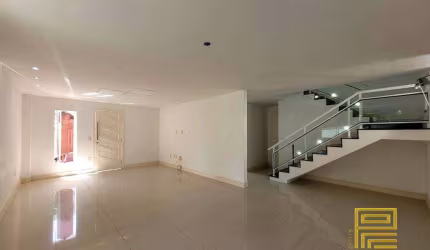 Casa de 210m² com 4 quartos, sendo 2 suítes à venda por R$1.290.000 - São Francisco - Niterói/RJ