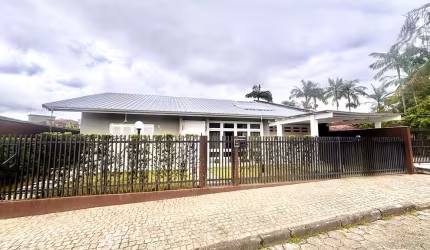 Linda casa de 194m² plana com 1 suíte mais 2 quartos, 2 vagas, área de festas com piscina à venda em Joinville
