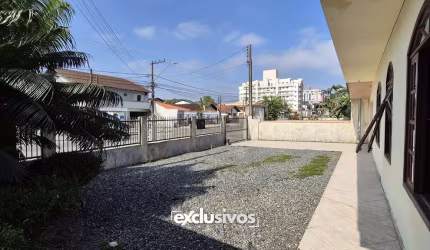 Oportunidade Imperdível: Casa plana com 1 suíte mais 4 quartos à venda no Costa e Silva por R$ 700.000,00