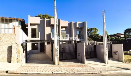 Sobrado novo com 2 suítes e closet e 2 vagas de garagem à venda no Bom Retiro, em Joinville/SC por R$ 430.000,00