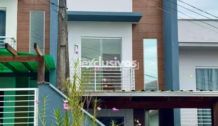 Sobrado geminado com 2 quartos e quintal à venda no bairro Iririú por R$ 336.000,00