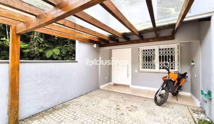 Sobrado averbado de 115m² e 3 dormitórios à venda no bairro Glória em Joinville/SC