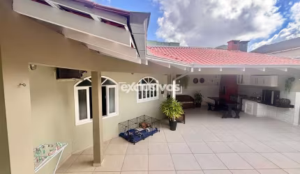 Casa Plana com 4 quartos em rua super tranquila em promoção de 619 mil por 589 mil.