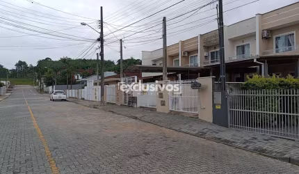 Sobrado geminado com 2 quartos à venda no bairro Floresta em Joinville - SC por R$ 395.000,00.