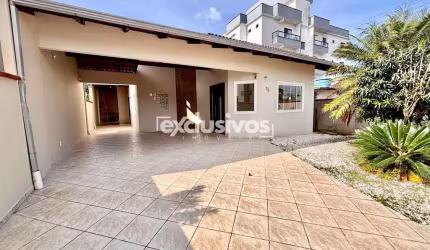 Casa Plana e Averbada reformada no Iririú com 1 Suíte e 2 qtos em promoção!