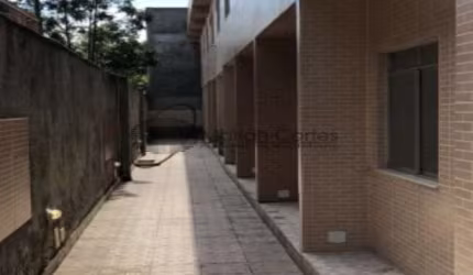 Casa duplex em mini condomínio.