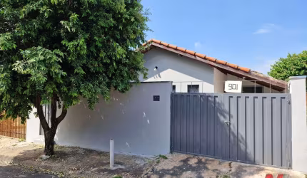 Casa 02 dormitórios com quintal amplo disponível para locação em Bady Bassit/SP