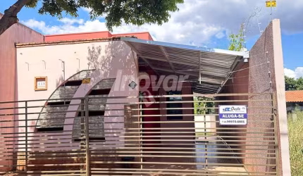 CASA COM SALA E COZINHA CONJUGADAS, SOBRA DE TERRENO, TODA CERCADA