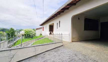 Casa com 6 dormitórios à venda, sendo 1 suíte, 350 m² por R$ 800.000 - Água Verde - Blumenau/SC