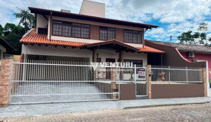 Casa com 3 dormitórios à venda, sendo 1 suíte com hidromassagem, por R$ 1.800.000 - Velha - Blumenau/SC