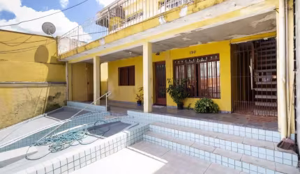 Sobrado para venda com 8 quartos, 359m²