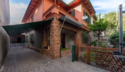 Casa tipo para venda com 3 quartos, 220m²