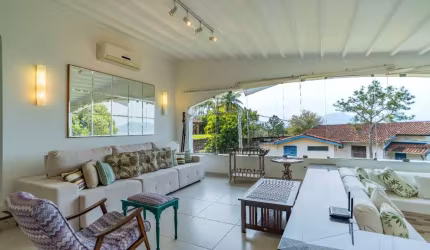 Casa em condomínio para venda com 3 quartos, sendo 1 suíte, 178m²