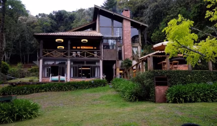 Casa em condomínio para venda com 4 quartos, sendo 3 suítes, 630m²