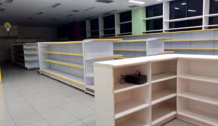 Loja comercial com 219,33m2 no Shopping Itaigara
