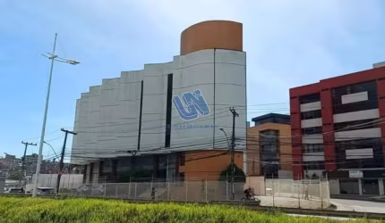 Prédio Comercial Prédio com 3.164m² de área total, 07 pavimentos e 2.055m² de salas e loja.