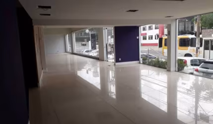 Maravilhosa Loja na Alameda da Espatódeas - Caminho das Árvores