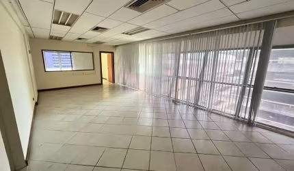 Sala comercial para alugar com banheiro e copa no Comércio 74m2