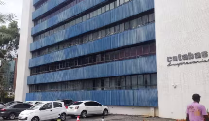 Sala comercial para alugar no Caminho das Árvores com 350m2