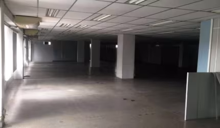 Sala comercial com 350m2 para alugar no Caminho das Árvores