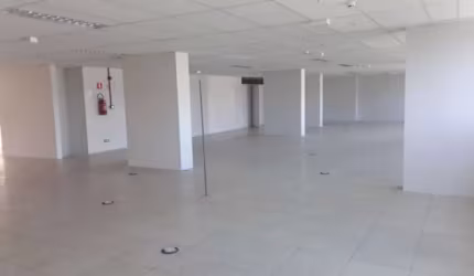 Sala comercial com 1.000,00 m2 (duas lages inteira) na Tancredo Neves