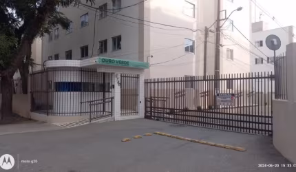 Apartamento térreo com 3 quartos.