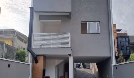 Sobrado novo de 3 dormitórios e 5 vagas em Laranjeiras !