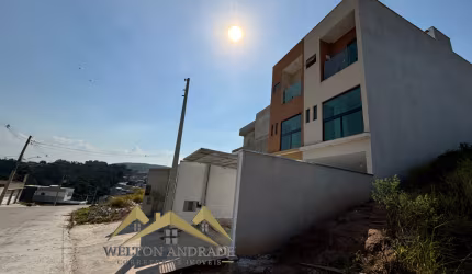 Sobrado novo localizado no bairro Jardim dos Abreus
