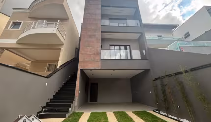 Lindo sobrado de alto padrão, com 3 dormitórios, 4 vagas e piscina !