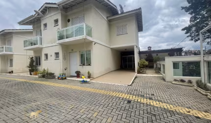 Lindo sobrado dento de condomínio em Laranjeiras !