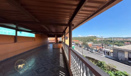 Sobrado espaçoso à venda