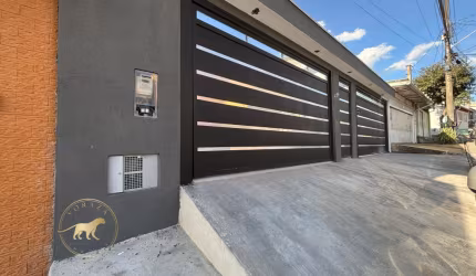 Casa térrea com 3 dormitórios e 4 vagas de garagem.