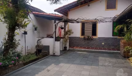 Seu refúgio na praia: casa ampla com lareira, suítes e área gourmet sofisticada