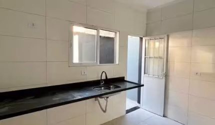 Casa aconchegante com 2 dormitórios e vaga coberta em bairro tranquilo!