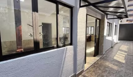 Casa Espaçosa para Locação Comercial em Praia Grande na Ocian na Quadra da Praia