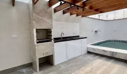 Casa térrea de esquina com piscina, churrasqueira e amplo espaço pra sua família