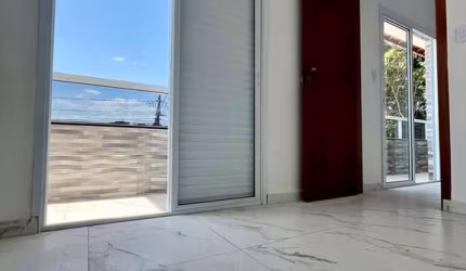 Casa Sobreposta Alta de Frente com Sacada Privativa e Churrasqueira 2 Dormiórios