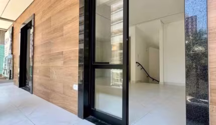 Sobrado Triplex em Condomínio, com Piscina e 2 Suites a uma Quadra da Praia