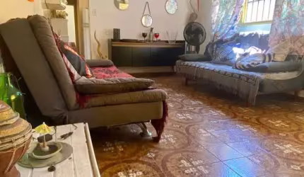 Casa térrea com amplo quintal, 2 dormitórios e garagem para 2 carros imperdível!