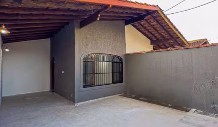 Casa Geminada 2 Dormitórios (1 Suíte) 3 Vagas (1 Coberta) Churrasqueira Carvão