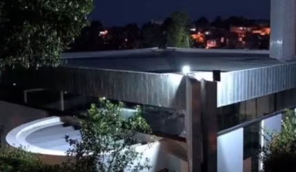 Casa modernista térrea com pé direito alto a venda no Encontro das Águas