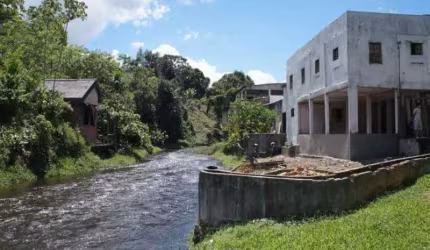 POUSADA INACABADA NA REGIAO DE CAMAMU/ TRAVESSAO