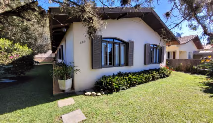 Linda casa de esquina no Boqueirão com 215m2