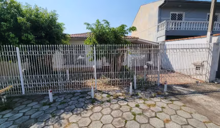 Casa com 3 quartos frente rua no Xaxim com 133m2